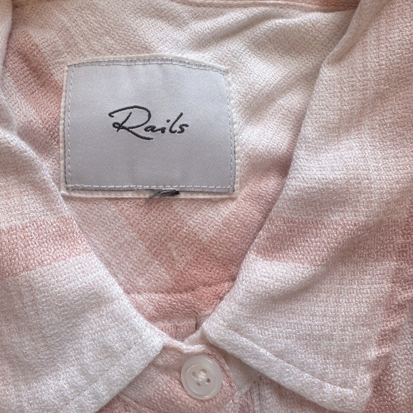 Rails Hunter Button Up Shirt
White, Blush & Sand
Size small
Perfect condition - Picture 9 of 15